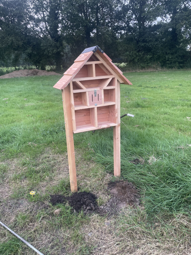 nieuw bijenhotel / insectenhotel geplaatst
