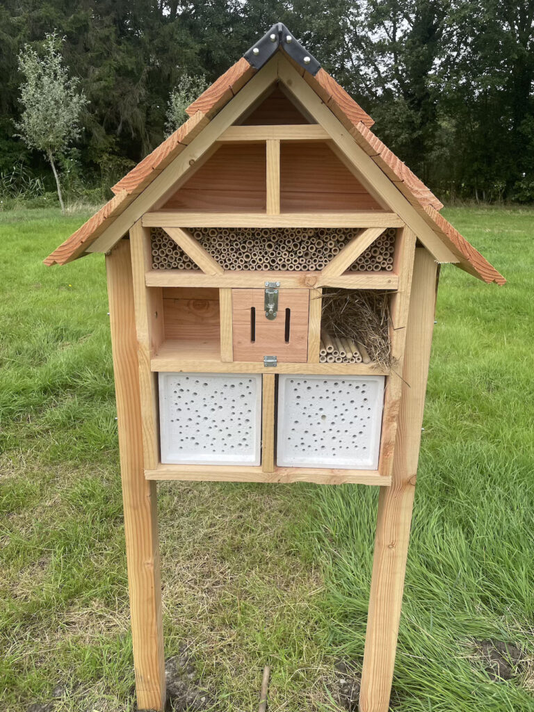 nieuw bijenhotel / insectenhotel wordt gevuld